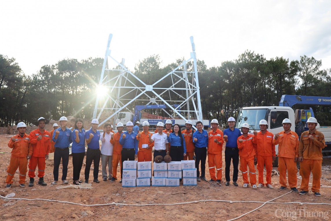 Áo xanh tình nguyện chung sức “về đích” thi công đường dây 500kV mạch 3 Áo xanh tình nguyện chung sức “về đích” thi công đường dây 500kV mạch 3