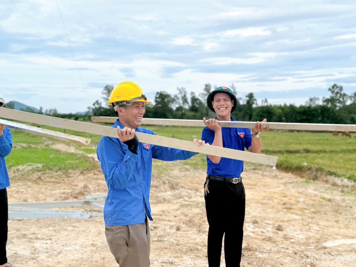 Áo xanh tình nguyện chung sức “về đích” thi công đường dây 500kV mạch 3 Áo xanh tình nguyện chung sức “về đích” thi công đường dây 500kV mạch 3