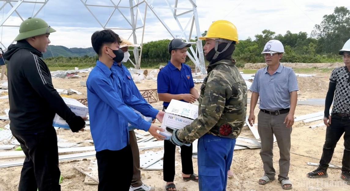 Áo xanh tình nguyện chung sức “về đích” thi công đường dây 500kV mạch 3 Áo xanh tình nguyện chung sức “về đích” thi công đường dây 500kV mạch 3