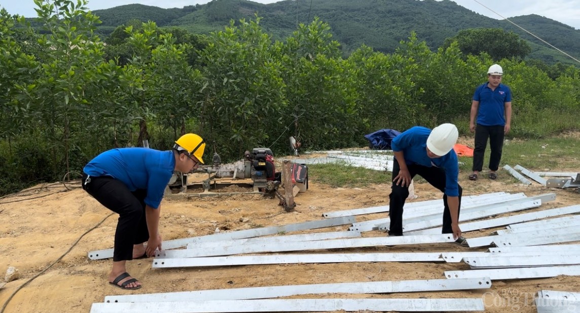 Áo xanh tình nguyện chung sức “về đích” thi công đường dây 500kV mạch 3 Áo xanh tình nguyện chung sức “về đích” thi công đường dây 500kV mạch 3