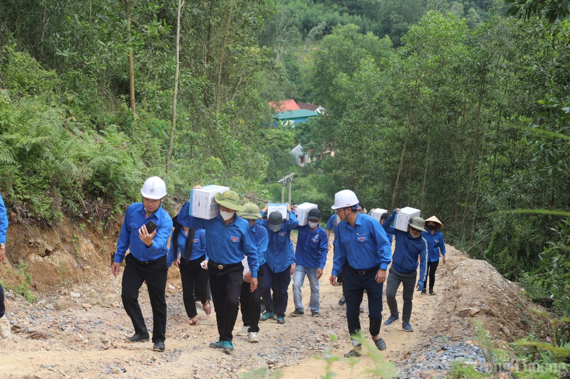 Áo xanh tình nguyện chung sức “về đích” thi công đường dây 500kV mạch 3 Áo xanh tình nguyện chung sức “về đích” thi công đường dây 500kV mạch 3