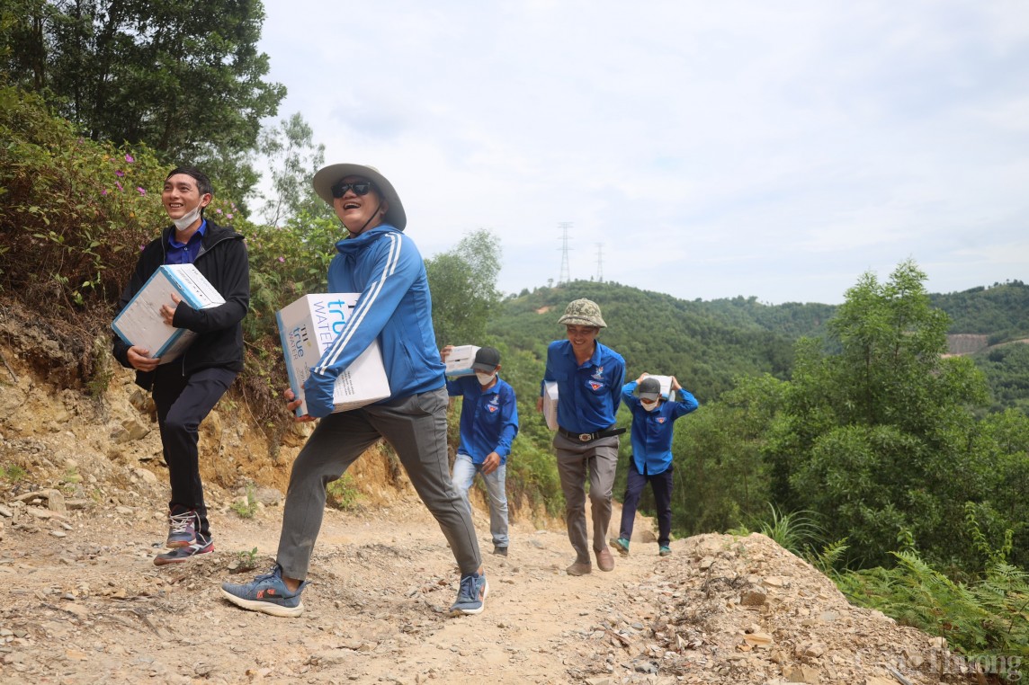 Áo xanh tình nguyện chung sức “về đích” thi công đường dây 500kV mạch 3 Áo xanh tình nguyện chung sức “về đích” thi công đường dây 500kV mạch 3