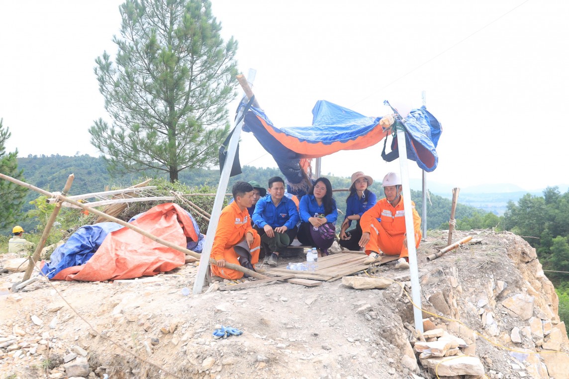 Áo xanh tình nguyện chung sức “về đích” thi công đường dây 500kV mạch 3 Áo xanh tình nguyện chung sức “về đích” thi công đường dây 500kV mạch 3