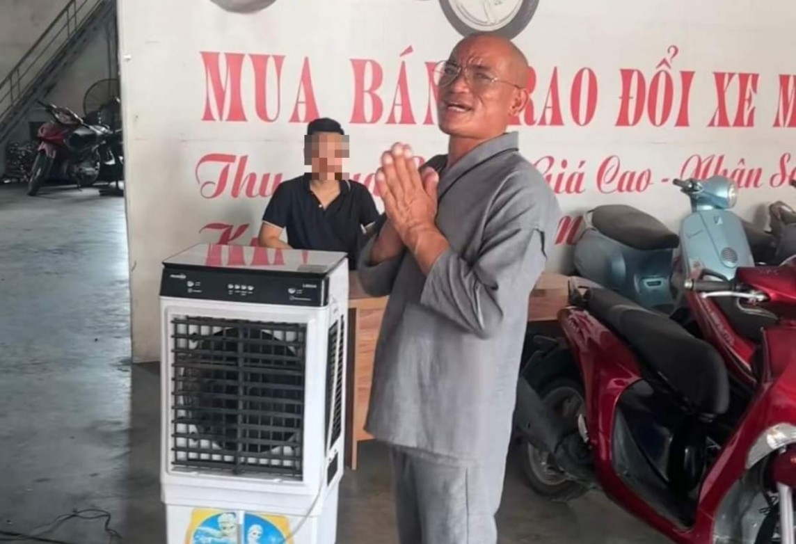 Hình ảnh Hộ pháp Kim Cang xuất hiện tại tại cửa hàng xe máy làm dấy lên đoàn đoán sau khi theo chân ông Thích Minh Tuệ trở về đã dấn thân quảng cáo. Hình ảnh Hộ pháp Kim Cang xuất hiện tại tại cửa hàng xe máy làm dấy lên đoàn đoán sau khi theo chân ông Thích Minh Tuệ trở về đã dấn thân quảng cáo.