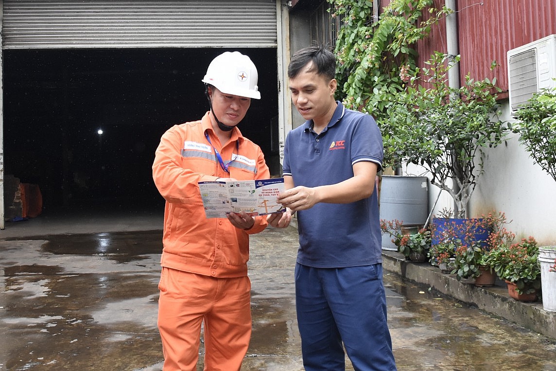 công nhân điện lực đang hướng dẫn chính sách cho doanh nghiệp công nhân điện lực đang hướng dẫn chính sách cho doanh nghiệp