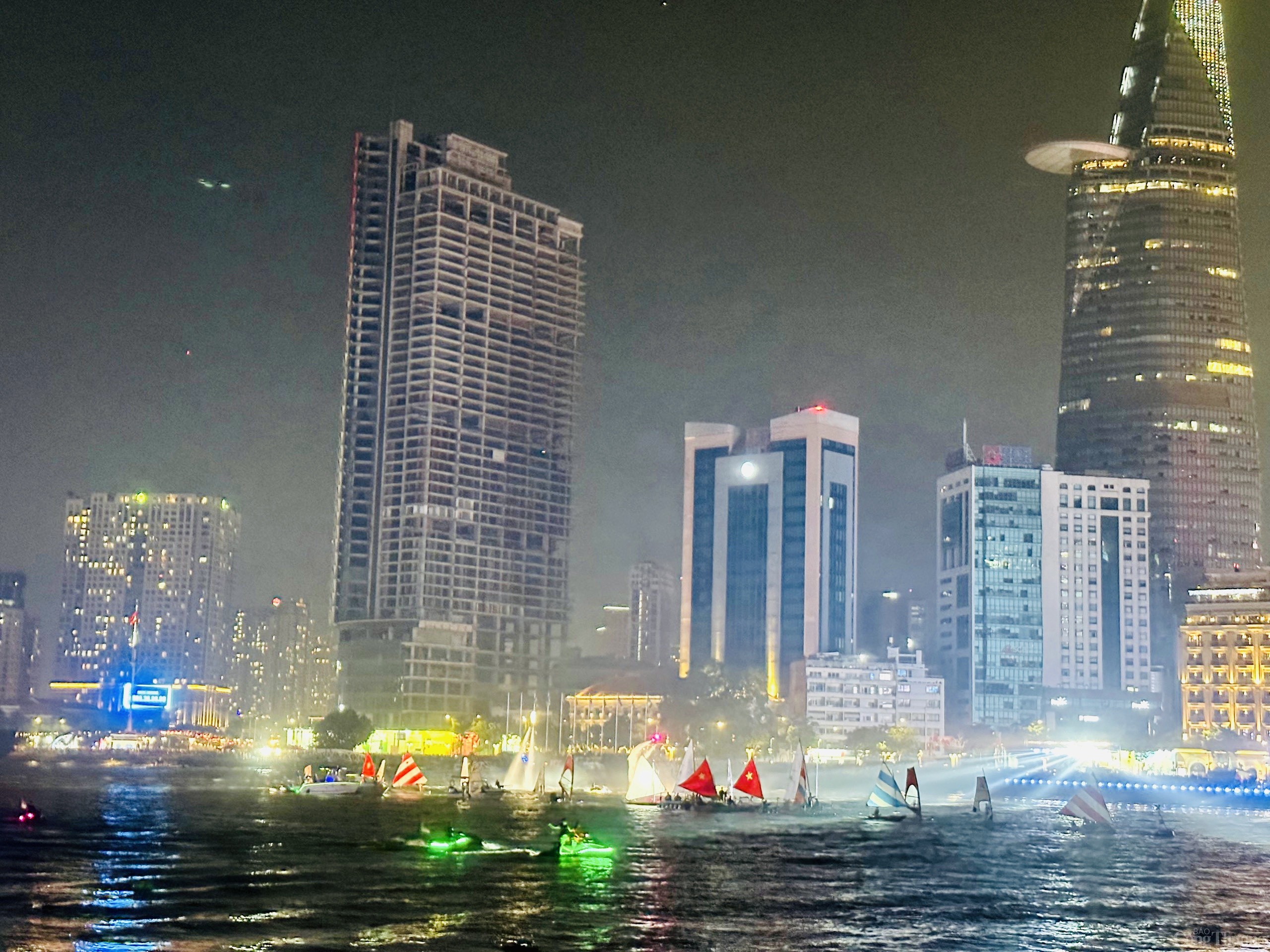 Mãn nhãn màn trình diễn ánh sáng của hơn 1.100 drone trên bầu trời TP. Hồ Chí Minh