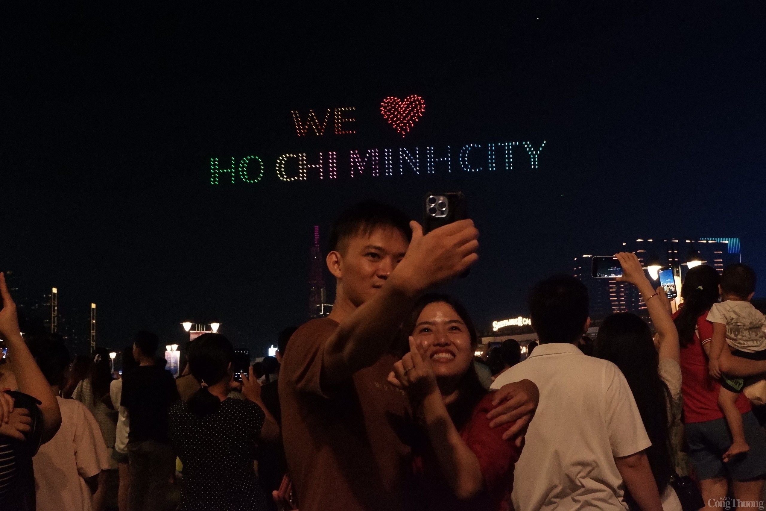 TP. Hồ Chí Minh: Mãn nhãn với màn trình diễn ánh sáng lớn nhất từ trước đến nay