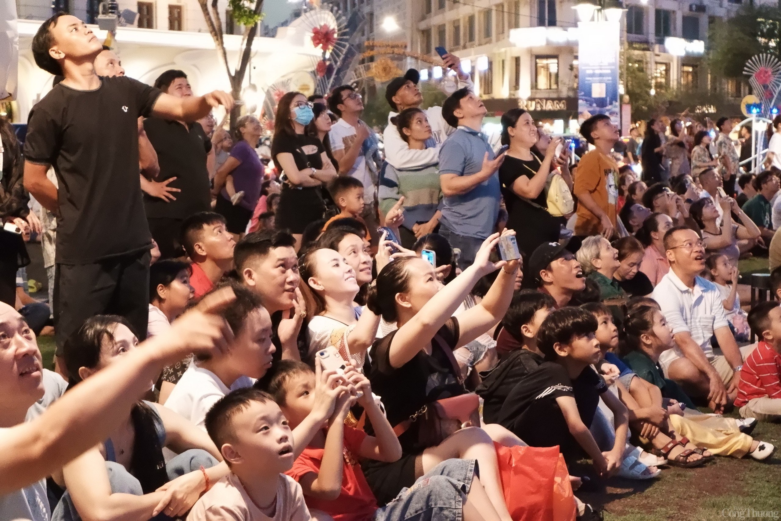 Mãn nhãn màn trình diễn ánh sáng của hơn 1.100 drone trên bầu trời TP. Hồ Chí Minh