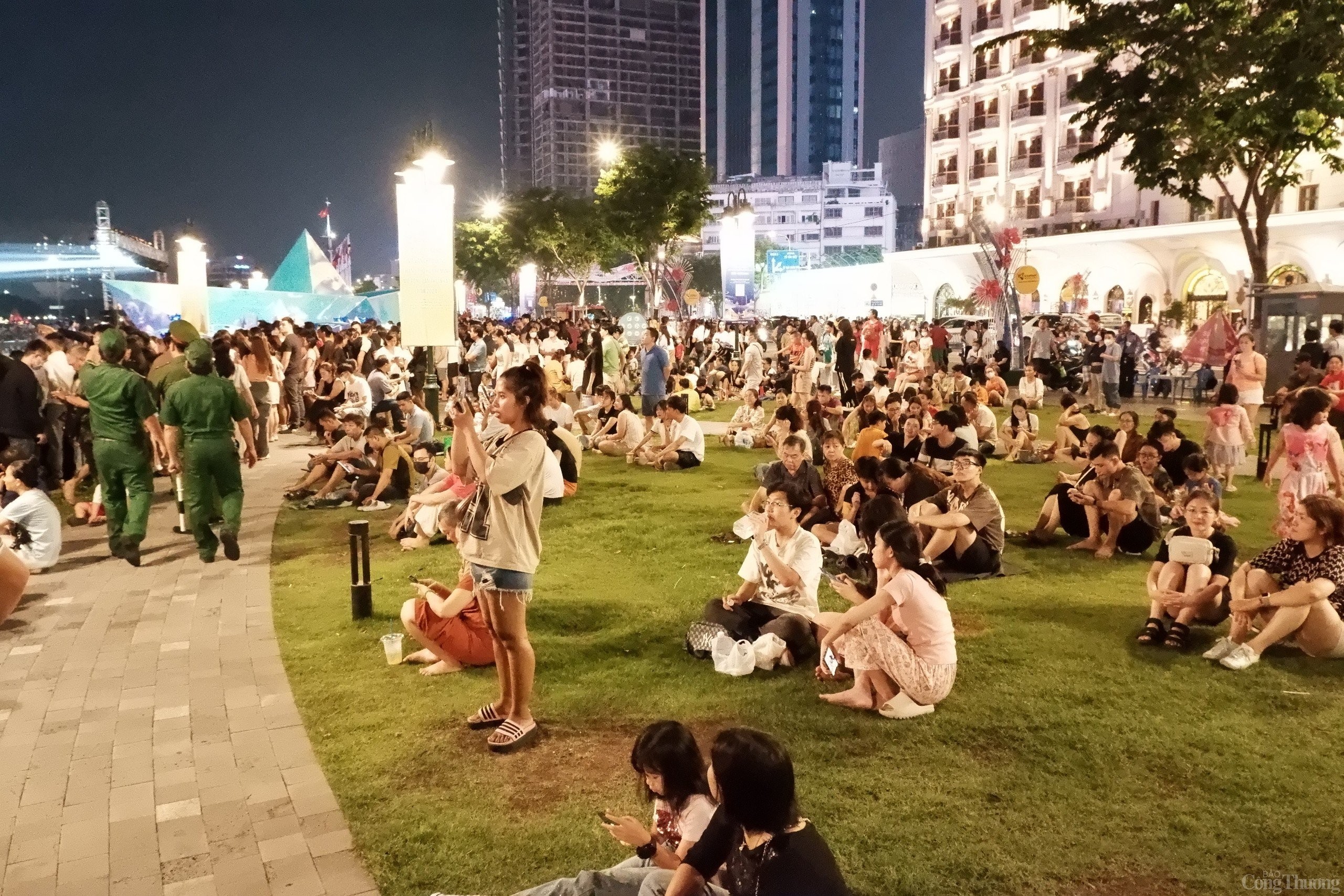 Mãn nhãn màn trình diễn ánh sáng của hơn 1.100 drone trên bầu trời TP. Hồ Chí Minh