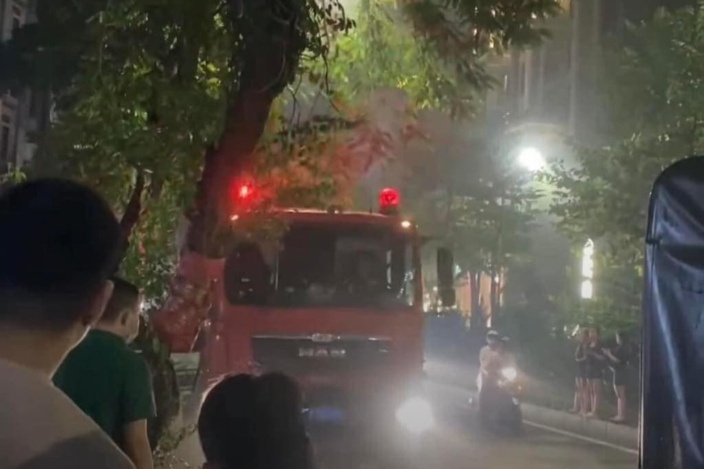 Lực lượng cứu hỏa đã nhanh chóng dập được ngọn lửa không để cháy lan. Lực lượng cứu hỏa đã nhanh chóng dập được ngọn lửa không để cháy lan.