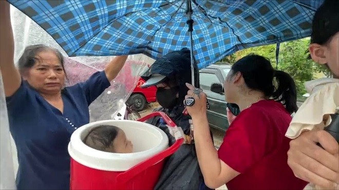 Hà Giang: Mưa lớn kéo dài chưa ngớt, nước lũ trên sông Lô dâng cao