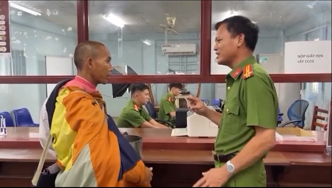 Ông Thích Minh Tuệ nhận căn cước công dân tại Công an tỉnh Gia Lai. Ông Thích Minh Tuệ nhận căn cước công dân tại Công an tỉnh Gia Lai.