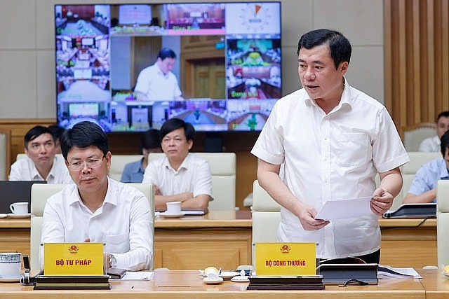 Thứ trưởng Bộ Công Thương Nguyễn Sinh Nhật Tân phát biểu tại Hội nghị Thứ trưởng Bộ Công Thương Nguyễn Sinh Nhật Tân phát biểu tại Hội nghị