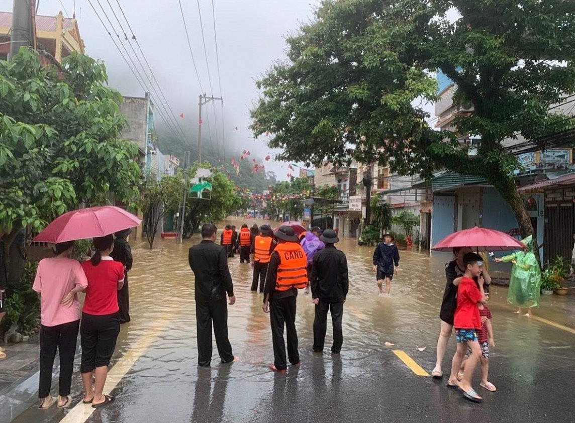gần 1.000 cán bộ, chiến sỹ Công an tỉnh Hà Giang đã dầm mình trong mưa bão