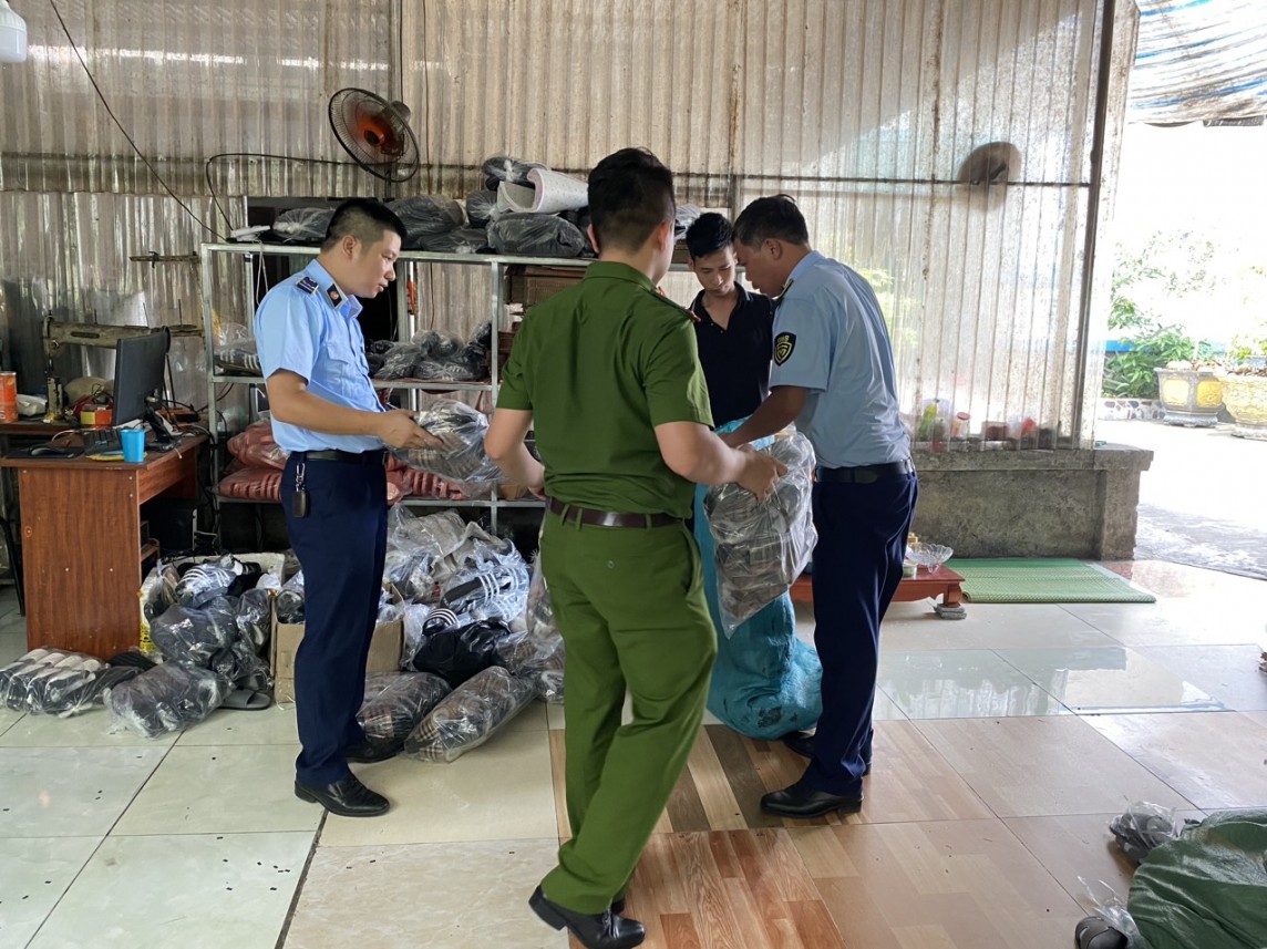 Hải Dương: Xử lý 3 vụ hàng giả nhãn hiệu nổi tiếng liên quan đến thương mại điện tử Hải Dương: Xử lý 3 vụ hàng giả nhãn hiệu nổi tiếng liên quan đến thương mại điện tử