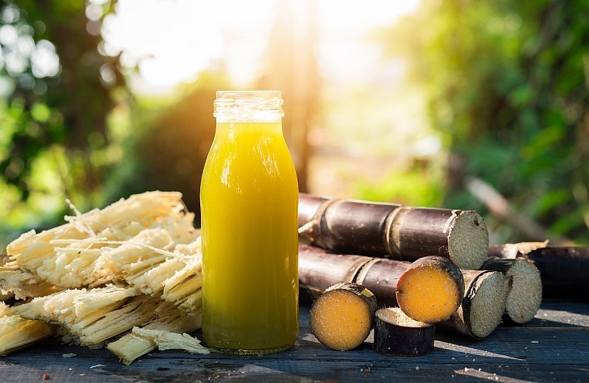 Nước mía được coi là loại thức uống “ngon, bổ, rẻ” và giải khát rất tốt.  Nước mía được coi là loại thức uống “ngon, bổ, rẻ” và giải khát rất tốt.