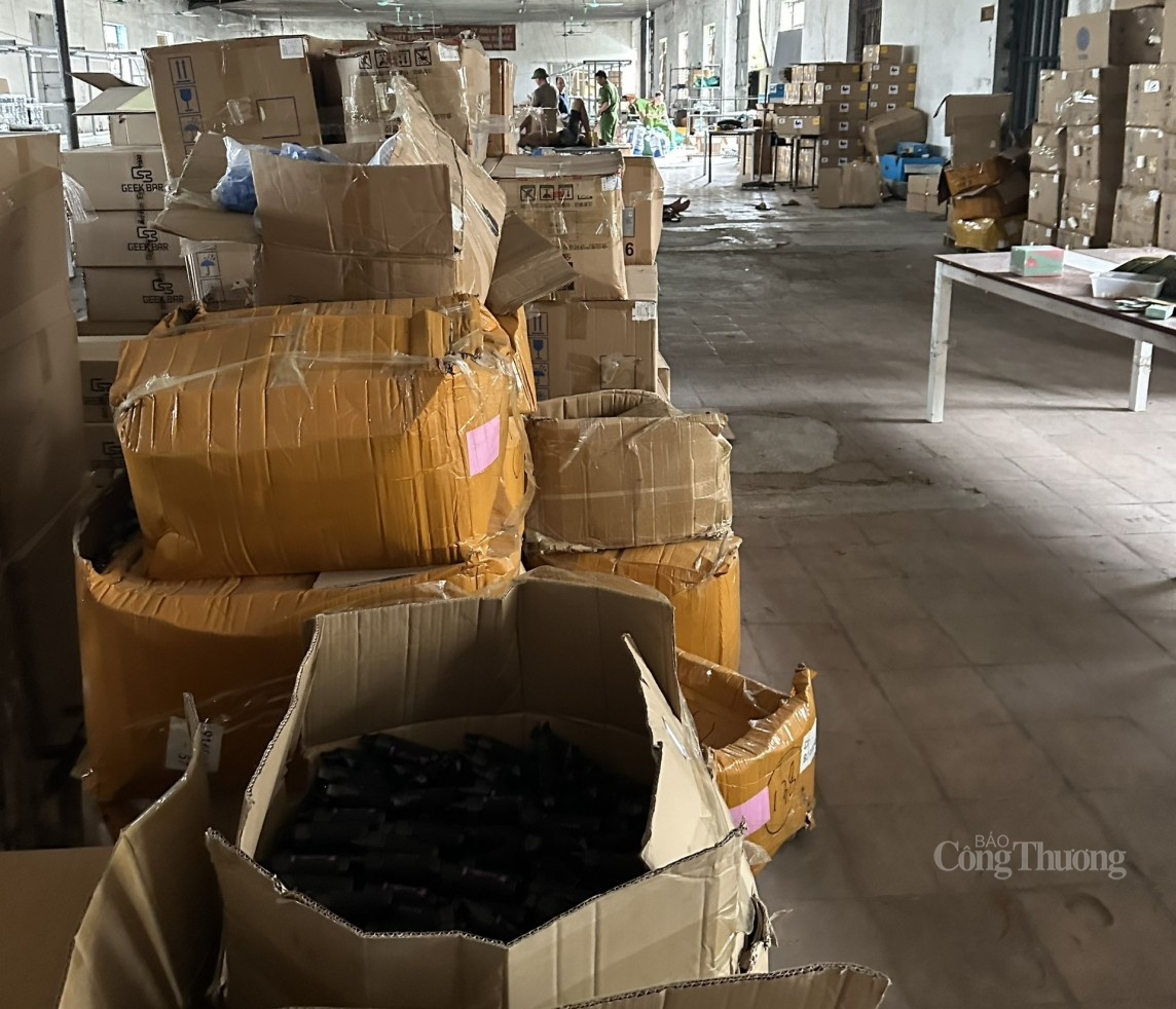 Nóng: Phát hiện kho thuốc lá điện tử nhập lậu số lượng lớn nhất từ trước đến nay Nóng: Phát hiện kho thuốc lá điện tử nhập lậu số lượng lớn nhất từ trước đến nay