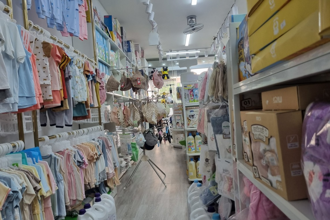 Nhiều sản phẩm may mặc tại cửa hàng Đồ Sơ sinh Ếch Cốm (địa chỉ 287 Trần Đăng Ninh) chưa có chứng nhận hợp quy (Ảnh: Đăng Khoa)