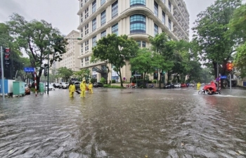 Hà Nội mùa này “phố cũng như sông”, chuyên gia nói gì?