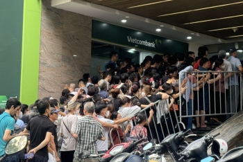 Người dân ''đổ xô'' mua vàng: Chuyên gia cảnh báo tiềm ẩn rủi ro