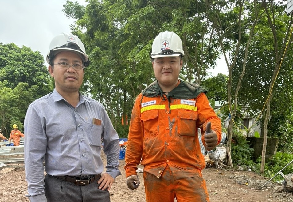 Cha con anh Đoàn Thế Thuận và anh Đoàn Thế Anh Phát đang tham gia hỗ trợ thi công tại vị trí 179, Thái Bình Cha con anh Đoàn Thế Thuận và anh Đoàn Thế Anh Phát đang tham gia hỗ trợ thi công tại vị trí 179, Thái Bình