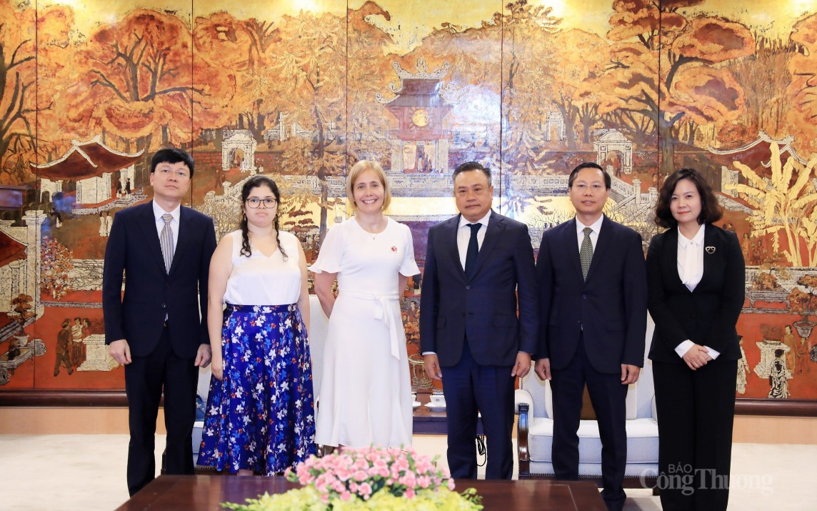 Chủ tịch UBND TP Hà Nội Trần Sỹ Thanh tiếp tân Đại sứ Peru tại Việt Nam Chủ tịch UBND TP Hà Nội Trần Sỹ Thanh tiếp tân Đại sứ Peru tại Việt Nam