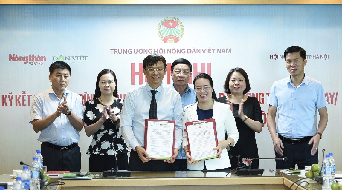 Nhà báo Nguyễn Văn Hoài – Tổng Biên tập Báo Nông thôn Ngày nay/Báo điện tử Dân Việt và bà Phạm Hải Hoa – Uỷ viên Ban Chấp hành Trung ương Hội Nông dân Việt Nam, Chủ tịch Hội Nông dân TP Hà Nội ký kết phối hợp hoạt động. Ảnh: Viết Niệm Nhà báo Nguyễn Văn Hoài – Tổng Biên tập Báo Nông thôn Ngày nay/Báo điện tử Dân Việt và bà Phạm Hải Hoa – Uỷ viên Ban Chấp hành Trung ương Hội Nông dân Việt Nam, Chủ tịch Hội Nông dân TP Hà Nội ký kết phối hợp hoạt động. Ảnh: Viết Niệm