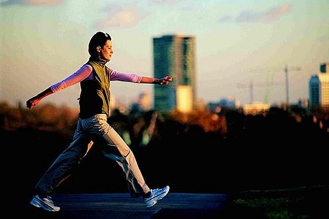 Đi bộ buổi tối có nhiều tác dụng tốt đáng kinh ngạc Đi bộ buổi tối có nhiều tác dụng tốt đáng kinh ngạc