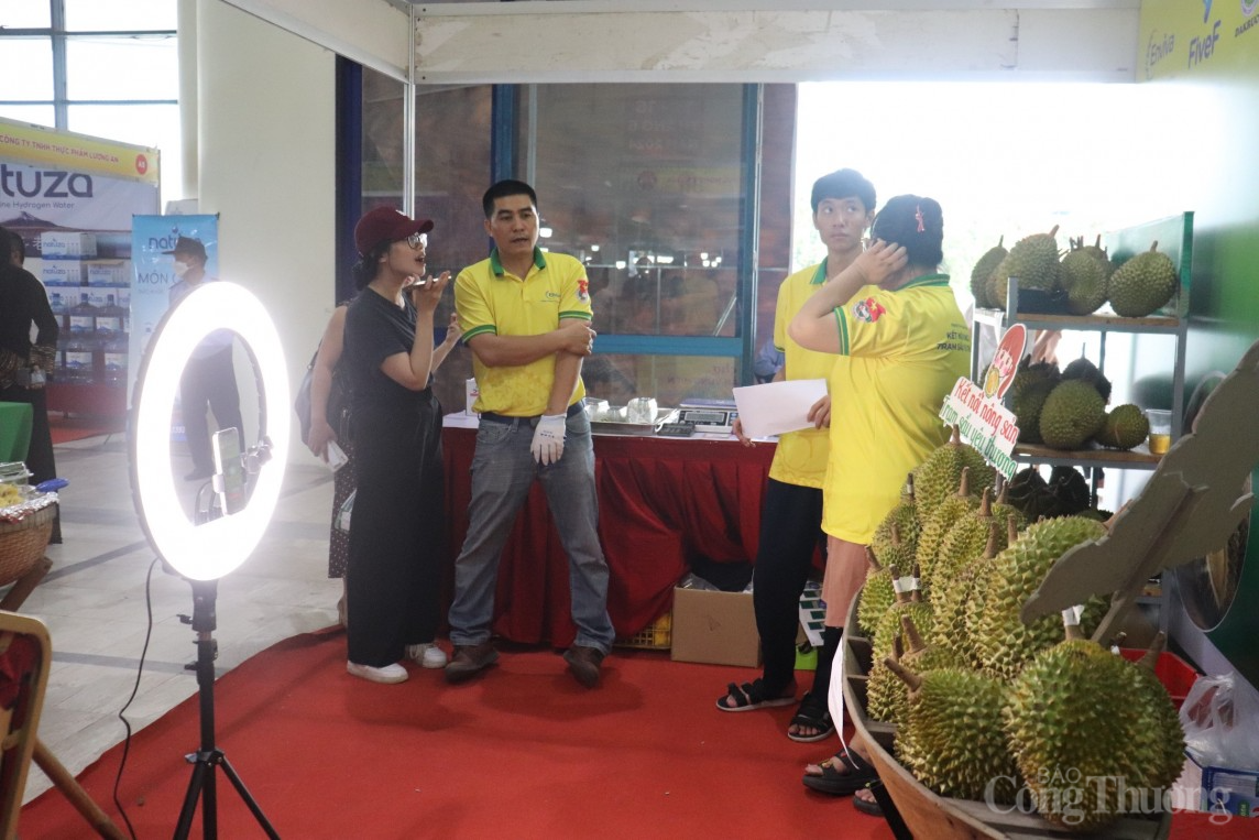 Phiên chợ nông sản, đặc sản vùng miền 2024: Đẩy mạnh xúc tiến thương mại sản phẩm qua kênh thương mại điện tử Phiên chợ nông sản, đặc sản vùng miền 2024: Đẩy mạnh xúc tiến thương mại sản phẩm qua kênh thương mại điện tử