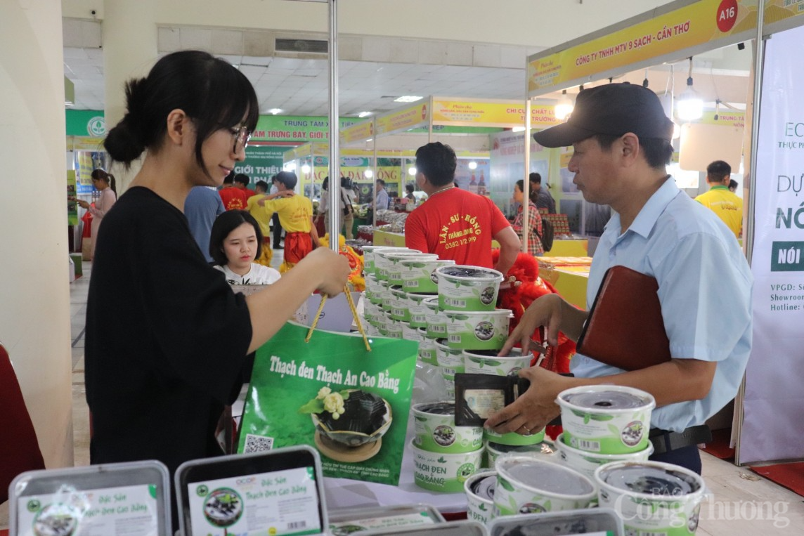 Phiên chợ nông sản, đặc sản vùng miền 2024: Đẩy mạnh xúc tiến thương mại sản phẩm qua kênh thương mại điện tử Phiên chợ nông sản, đặc sản vùng miền 2024: Đẩy mạnh xúc tiến thương mại sản phẩm qua kênh thương mại điện tử