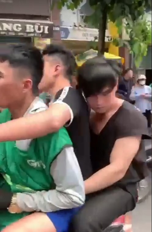 Ca sĩ Du Thiên dũng cảm cùng người dân bắt tên trộm dùng dao chống trả Ca sĩ Du Thiên dũng cảm cùng người dân bắt tên trộm dùng dao chống trả