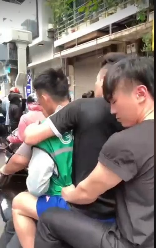 Ca sĩ Du Thiên dũng cảm cùng người dân bắt tên trộm dùng dao chống trả Ca sĩ Du Thiên dũng cảm cùng người dân bắt tên trộm dùng dao chống trả