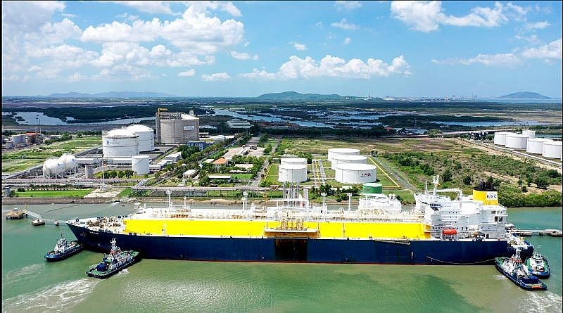 Hình ảnh những chuyến tàu LNG đã trở thành quen thuộc trên Kho cảng PV GAS Vũng Tàu Hình ảnh những chuyến tàu LNG đã trở thành quen thuộc trên Kho cảng PV GAS Vũng Tàu