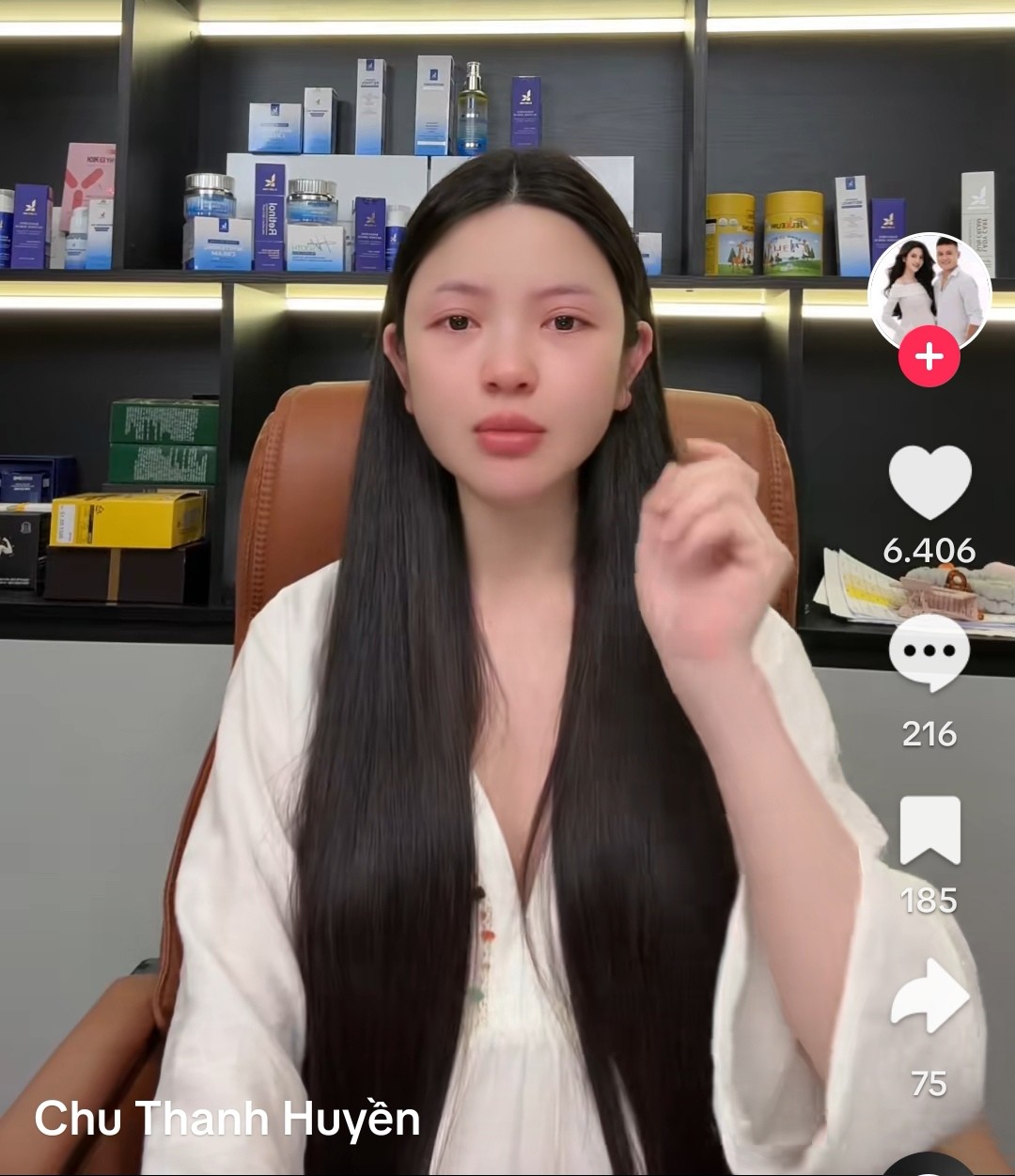 Chu Thanh Huyền vừa phát trực tiếp trên nền tảng của mình cho rằng đối thủ đã vu oan cô. Vợ Quang Hải bức xúc đã khóc ngay trong buổi livestream. Chu Thanh Huyền vừa phát trực tiếp trên nền tảng của mình cho rằng đối thủ đã vu oan cô. Vợ Quang Hải bức xúc đã khóc ngay trong buổi livestream.