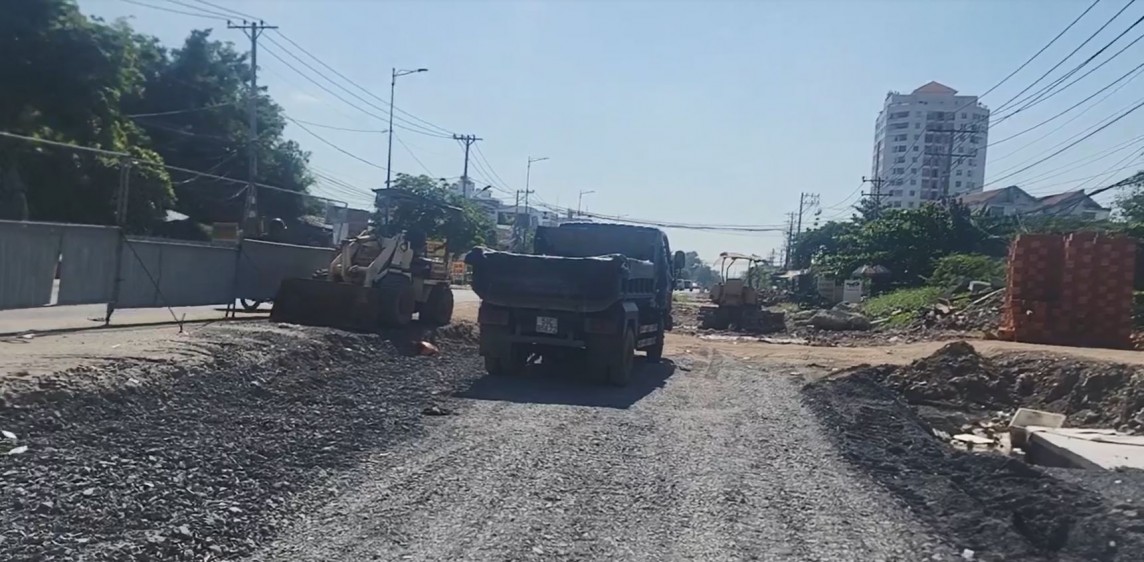 Các phương tiện, máy móc nằm phơi sương - Ảnh: Ngân Nga. Các phương tiện, máy móc nằm phơi sương - Ảnh: Ngân Nga.TP. Hồ Chí Minh