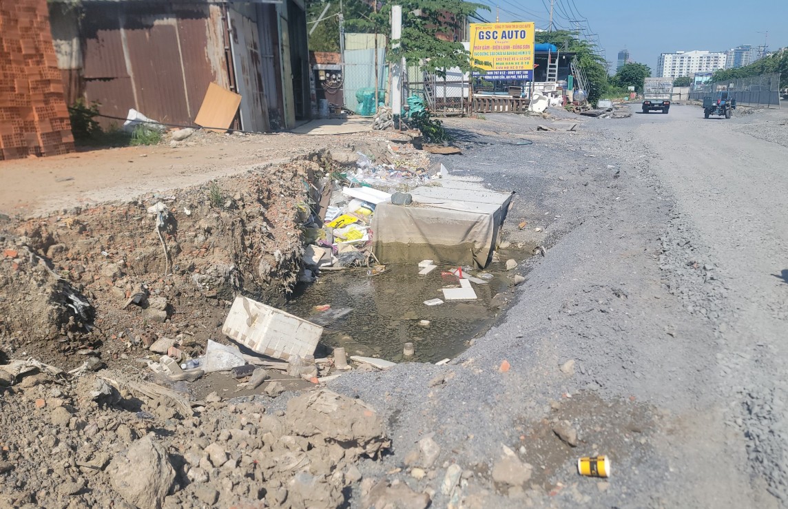 Hệ thống thoát nước còn đang dang dở - Ảnh: Ngân Nga Hệ thống thoát nước còn đang dang dở - Ảnh: Ngân Nga TP. Hồ Chí Minh