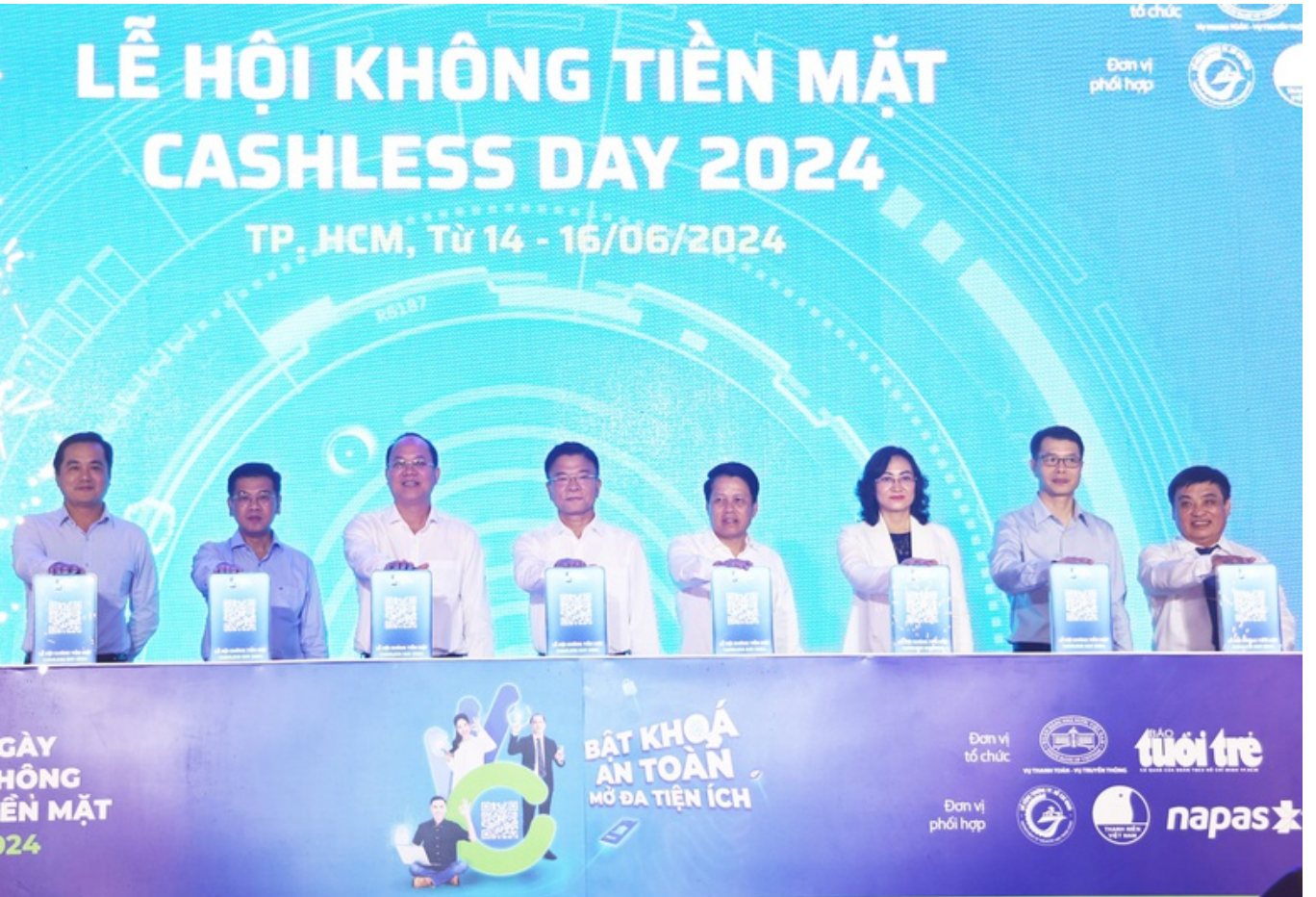 Phó Thủ tướng Lê Thành Long cùng các đại biểu thực hiện nghi thức khai mạc Lễ hội Không tiền mặt 2024 - Ảnh: VGP/Đức Tuân Phó Thủ tướng Lê Thành Long cùng các đại biểu thực hiện nghi thức khai mạc Lễ hội Không tiền mặt 2024 - Ảnh: VGP/Đức Tuân