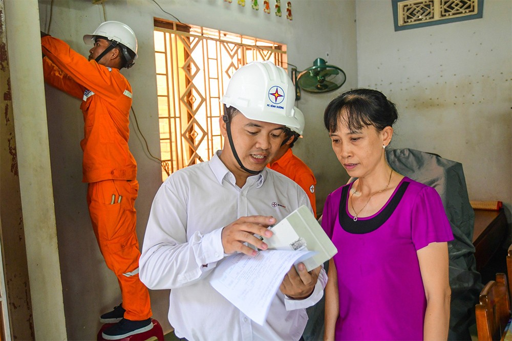 Thực hiện công tác kiểm tra kết hợp tuyên truyền phòng ngừa các sự cố cháy nổ về điện. Ảnh PC Bình Dương Thực hiện công tác kiểm tra kết hợp tuyên truyền phòng ngừa các sự cố cháy nổ về điện. Ảnh PC Bình Dương