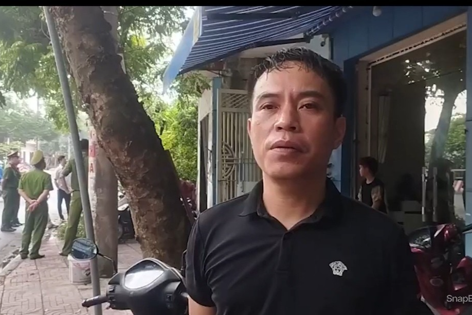 Anh Tiến kể lại giây phút bất lực tiếp cận người kêu cứu để cứu người (Ảnh: Báo Bắc Giang). Anh Tiến kể lại giây phút bất lực tiếp cận người kêu cứu để cứu người (Ảnh: Báo Bắc Giang).