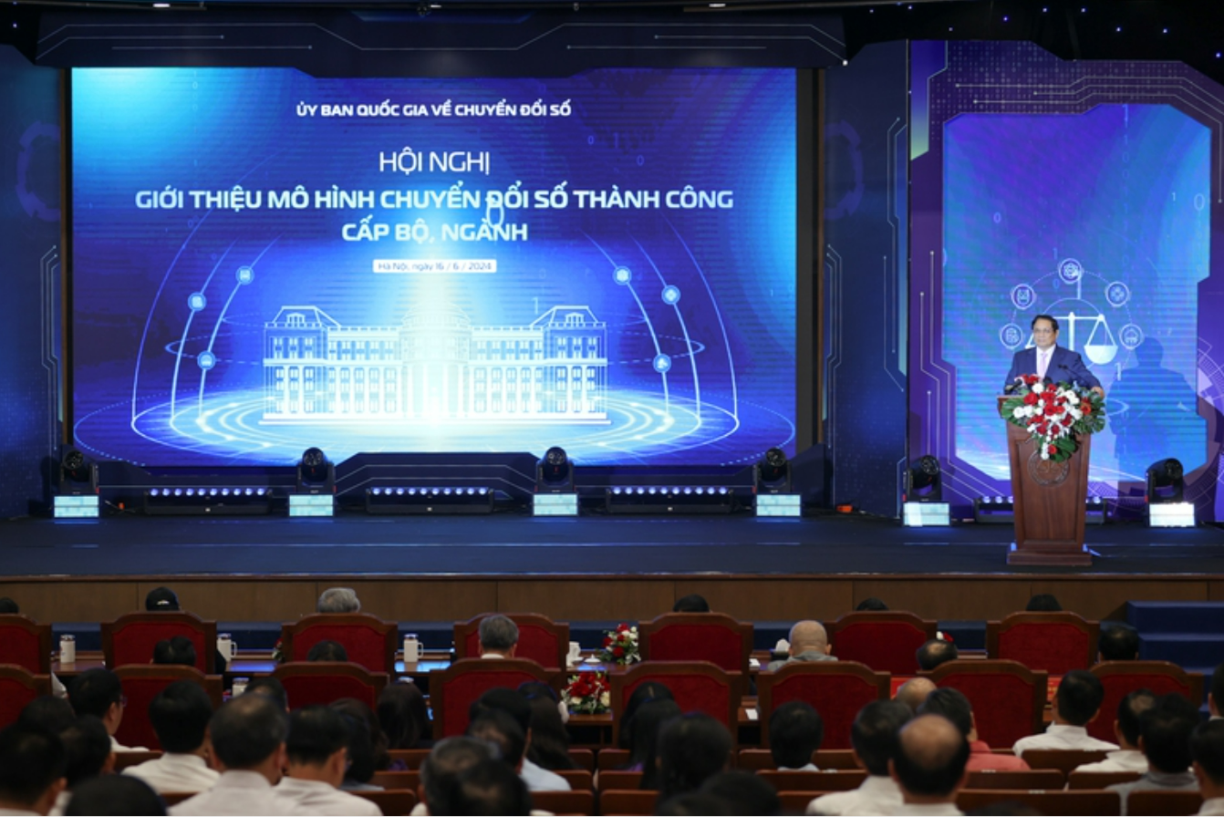 Thủ tướng cho biết công tác xây dựng tòa án điện tử luôn được xác định là một trong những nhiệm vụ trọng tâm, xuyên suốt trong tiến trình cải cách tư pháp... - Ảnh: VGP/Nhật Bắc Thủ tướng cho biết công tác xây dựng tòa án điện tử luôn được xác định là một trong những nhiệm vụ trọng tâm, xuyên suốt trong tiến trình cải cách tư pháp... - Ảnh: VGP/Nhật Bắc