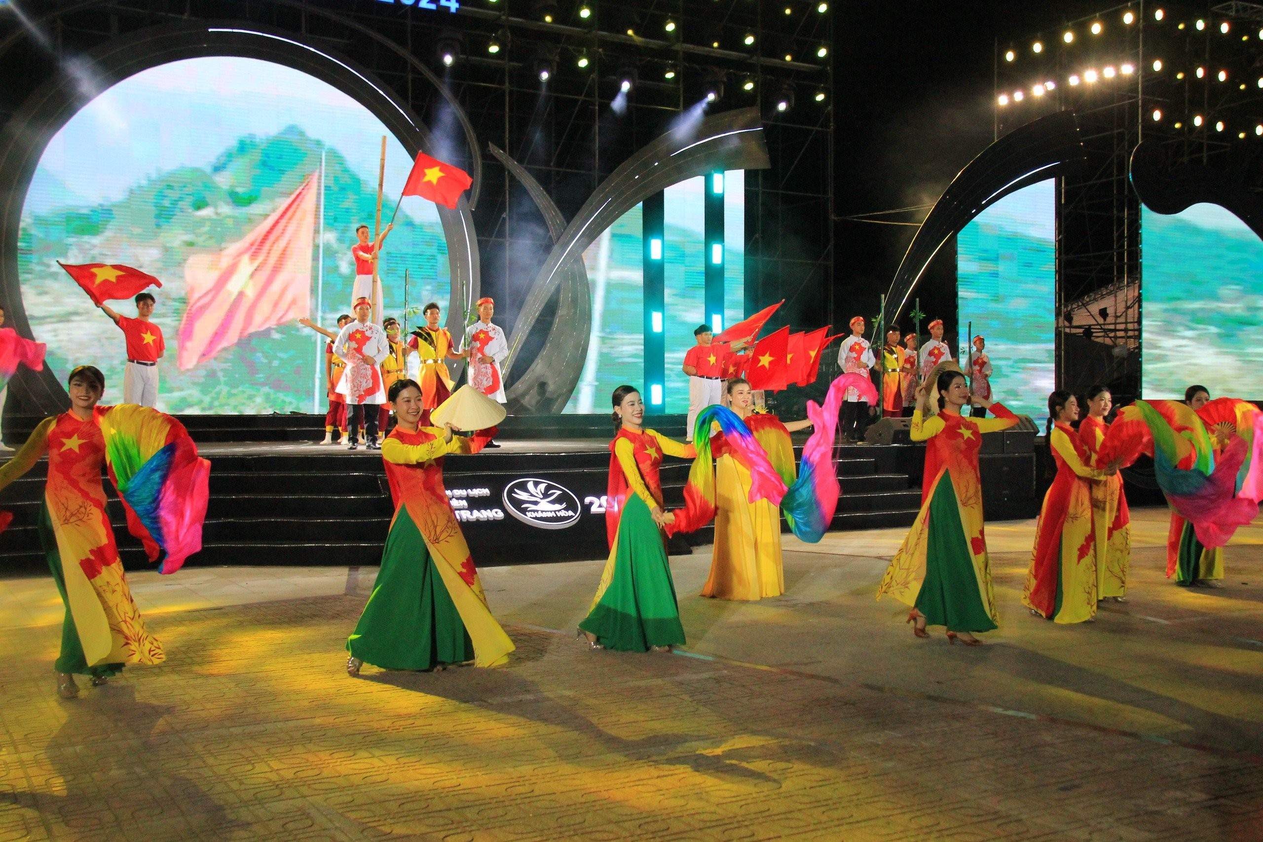 Nhiều tiết mục nghệ thuật đặc sắc được biểu diễn tại liên hoan. Ảnh: Nhân Văn Nhiều tiết mục nghệ thuật đặc sắc được biểu diễn tại liên hoan. Ảnh: Nhân Văn