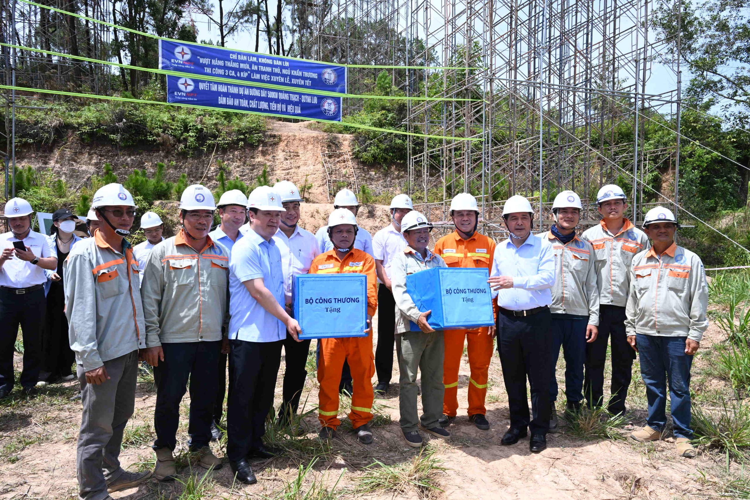 Bộ trưởng Bộ Công Thương kiểm tra tiến độ thi công Dự án đường dây 500kV mạch 3 Bộ trưởng Bộ Công Thương kiểm tra tiến độ thi công Dự án đường dây 500kV mạch 3