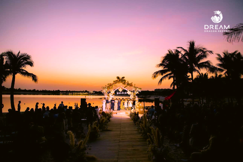 Không gian bãi biển riêng của khách sạn Dream Dragon Resort Không gian bãi biển riêng của khách sạn Dream Dragon Resort