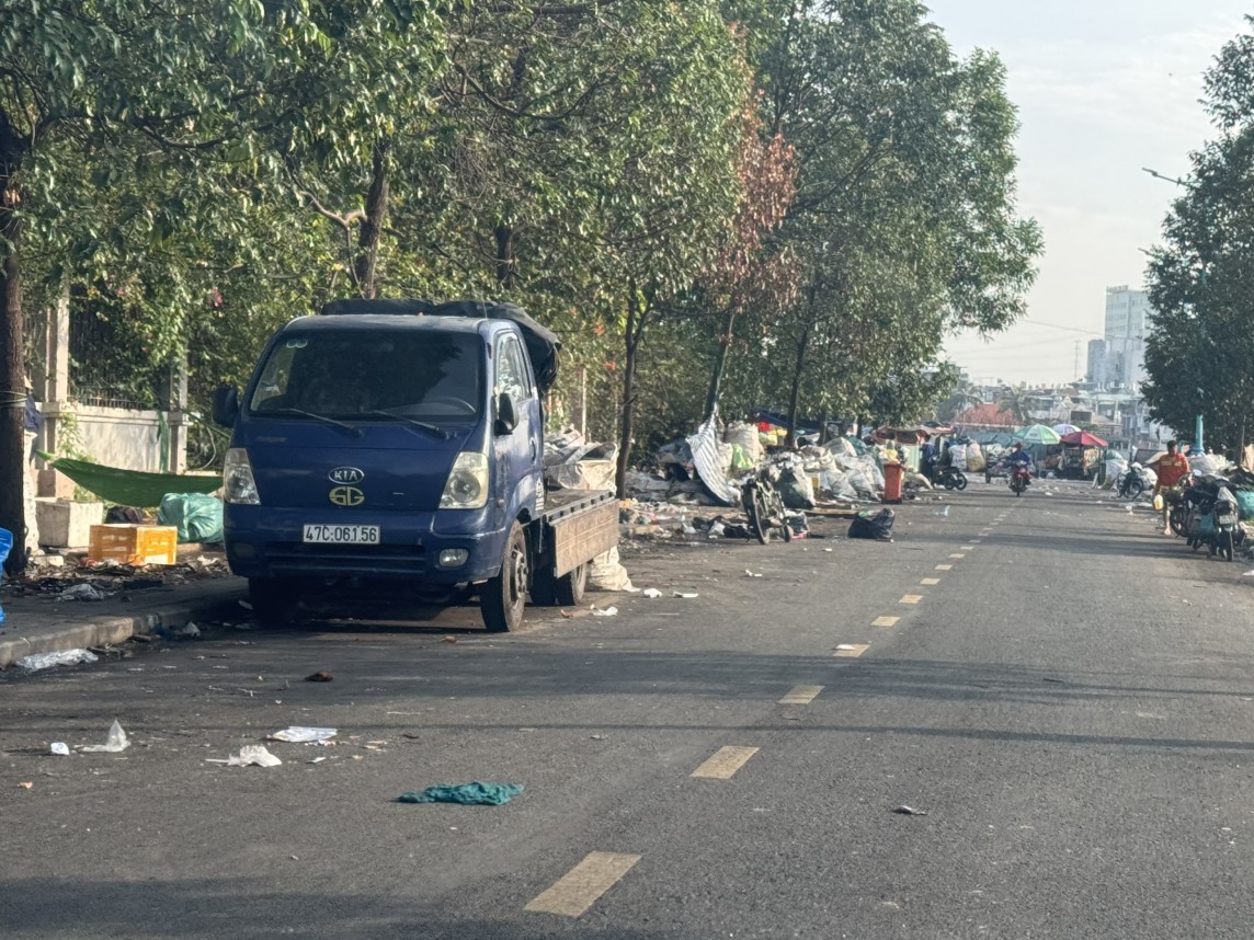 Qua khỏi Học viện Cán bộ TP. Hồ Chí Minh là bãi tập kết rác - Ảnh Ngân Nga. Qua khỏi Học viện Cán bộ TP. Hồ Chí Minh là bãi tập kết rác - Ảnh Ngân Nga.