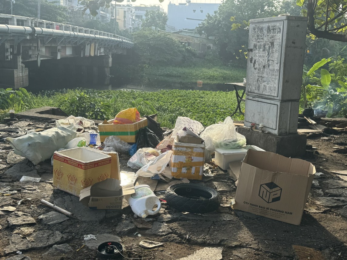 ngay trước mặt chung cư Đất Phương Nam và Học viện cán bộ nhìn mất mĩ quan đô thị TP. Hồ Chí Minhngay trước mặt chung cư Đất Phương Nam và Học viện cán bộ nhìn mất mĩ quan đô thị