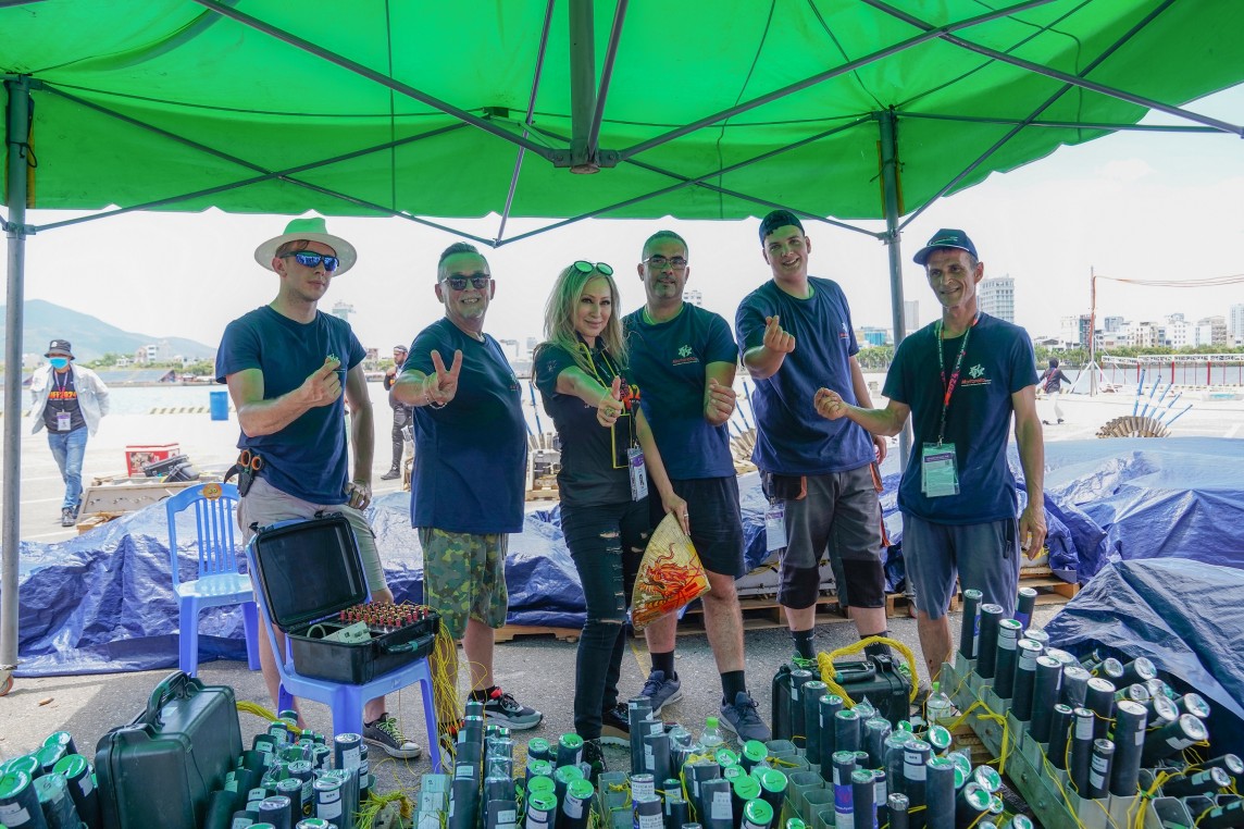 Bà Nadia Shakira Wong và đội pháo hoa Ý tại bãi bắn của DIFF 2024 Bà Nadia Shakira Wong và đội pháo hoa Ý tại bãi bắn của DIFF 2024