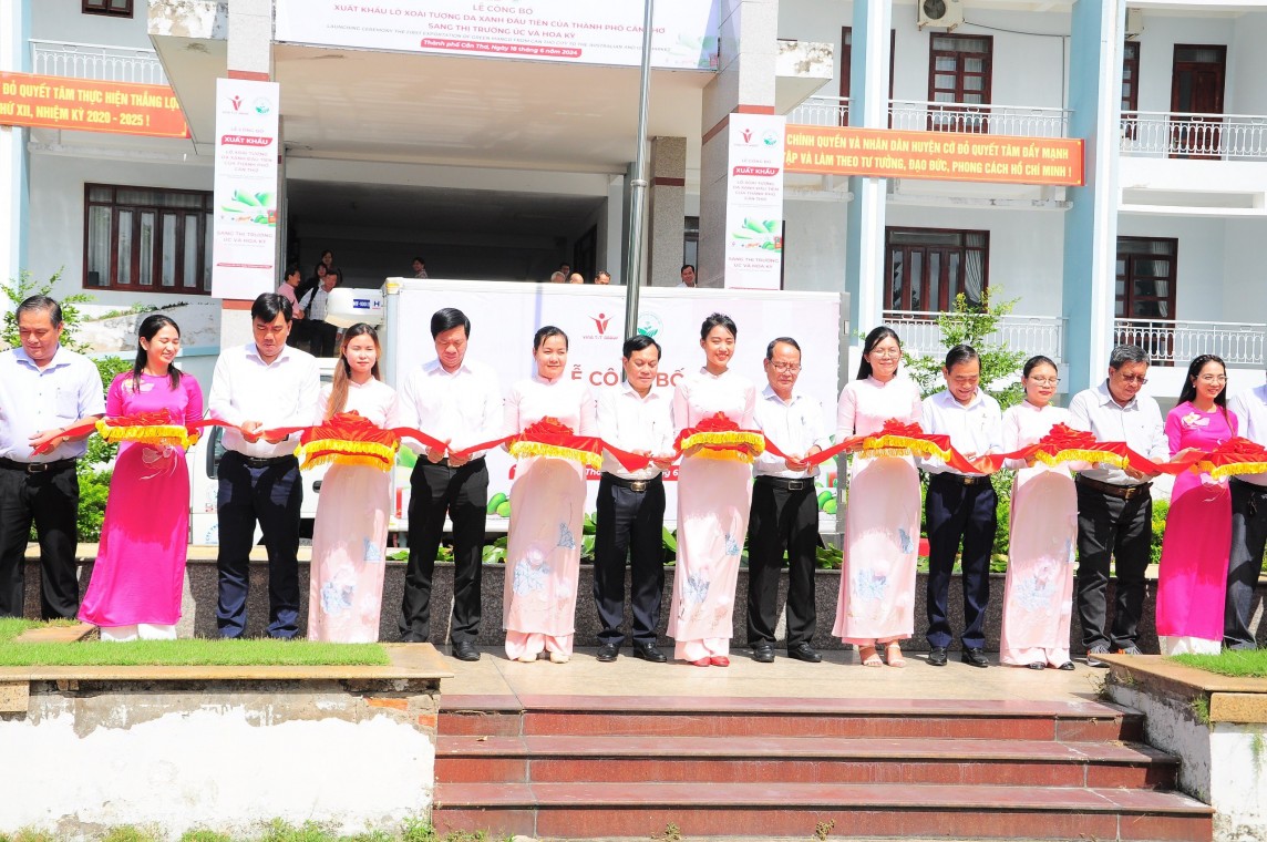 Các đại biểu thực hiện nghi thức công bố xuất khẩu lô xoài tượng da xanh đầu tiên sang Úc và Hoa Kỳ cần thơ Các đại biểu thực hiện nghi thức công bố xuất khẩu lô xoài tượng da xanh đầu tiên sang Úc và Hoa Kỳ