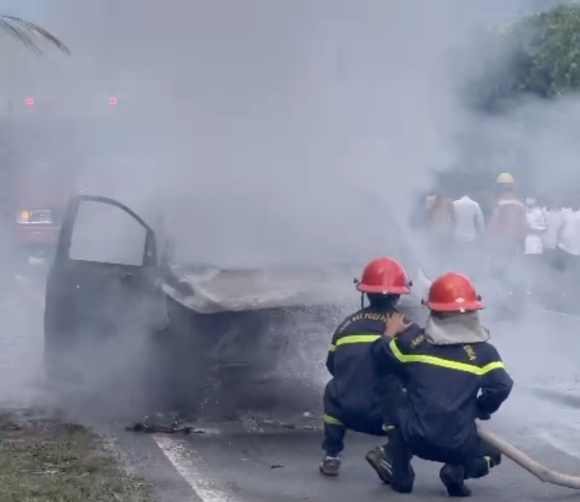 Lực lượng PCCC nỗ lực ngăn chặn ngọn lửa tái bùng phát. Ảnh: T.X Lực lượng PCCC nỗ lực ngăn chặn ngọn lửa tái bùng phát. Ảnh: T.X