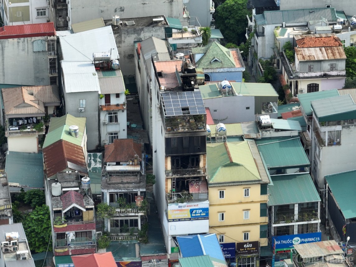 ngôi nhà xảy ra hỏa hoạn cao 6 tầng, 1 tum, mặt tiền khoảng 5-6m2, có địa chỉ tại 207 Định Công Hạ. ngôi nhà xảy ra hỏa hoạn cao 6 tầng, 1 tum, mặt tiền khoảng 5-6m2, có địa chỉ tại 207 Định Công Hạ.