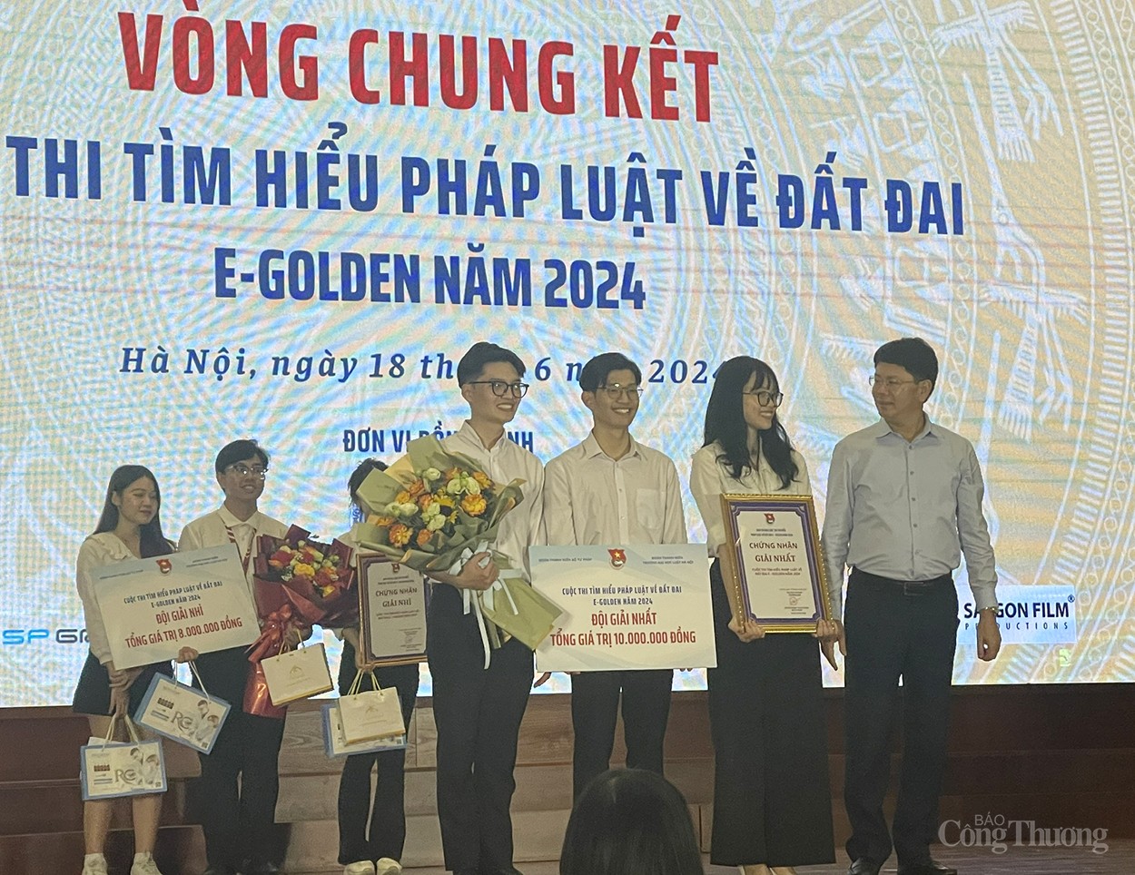 Sinh viên Luật Hà Nội giành quán quân cuộc thi tìm hiểu pháp luật về đất đai 2024 Sinh viên Luật Hà Nội giành quán quân cuộc thi tìm hiểu pháp luật về đất đai 2024